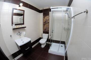 Фото номера Стандартный четырехместный номер Отель Hotel Mużakowski г. Ленкница 5