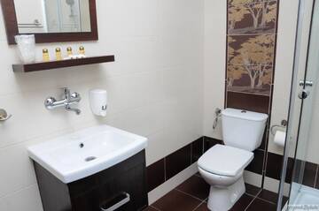 Фото номера Стандартный четырехместный номер Отель Hotel Mużakowski г. Ленкница 4