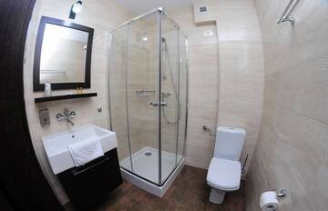 Фото номера Небольшой двухместный номер с 2 отдельными кроватями Отель Hotel Mużakowski г. Ленкница 5