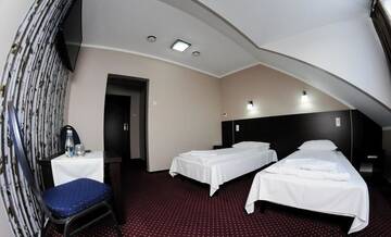 Фото номера Небольшой двухместный номер с 2 отдельными кроватями Отель Hotel Mużakowski г. Ленкница 2