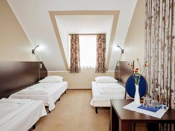 Фото номера Стандартный трехместный номер Отель Hotel Mużakowski г. Ленкница 4