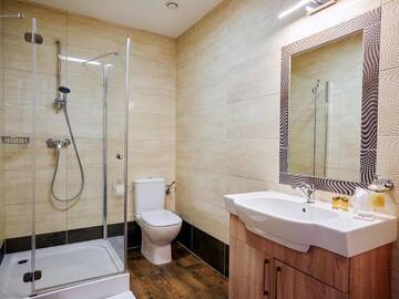 Фото номера Трехместный номер «Комфорт» Отель Hotel Mużakowski г. Ленкница 4
