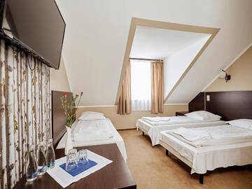 Фото номера Стандартный трехместный номер Отель Hotel Mużakowski г. Ленкница 2