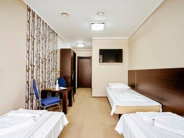 Фото номера Стандартный трехместный номер Отель Hotel Mużakowski г. Ленкница 3