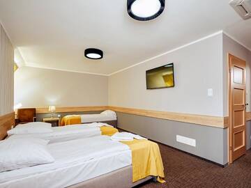 Фото номера Трехместный номер «Комфорт» Отель Hotel Mużakowski г. Ленкница 3