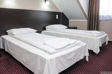Фото номера Двухместный номер с 1 кроватью или 2 отдельными кроватями Отель Hotel Mużakowski г. Ленкница 2