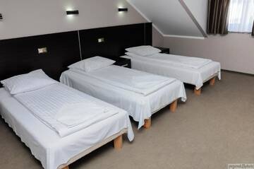 Фото номера Стандартный четырехместный номер Отель Hotel Mużakowski г. Ленкница 2