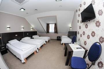 Фото номера Стандартный четырехместный номер Отель Hotel Mużakowski г. Ленкница 3