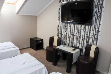 Фото номера Стандартный трехместный номер Отель Hotel Mużakowski г. Ленкница 6